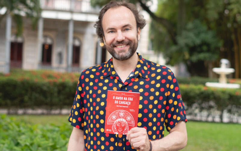 João Pedro Fagerlande com seu novo livro - Crédito fotográfico Gabriela Furlan/ Divulgação