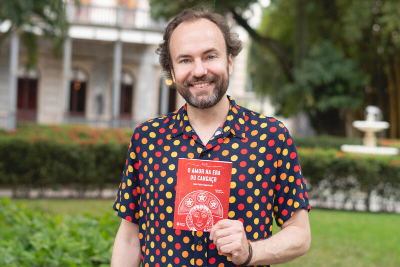 João Pedro Fagerlande com seu novo livro - Crédito fotográfico Gabriela Furlan/ Divulgação