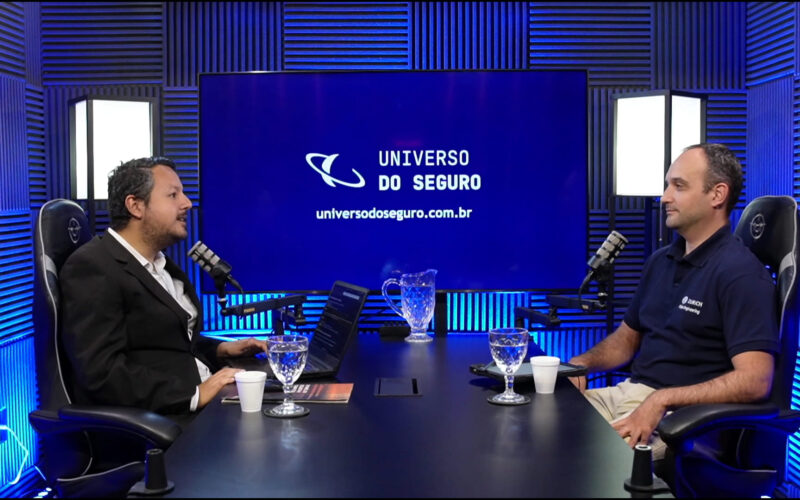 O jornalista William Anthony, do Universo do Seguro, e Tiago Santana, superintendente de Engenharia de Riscos da Zurich no Brasil / Foto: Divulgação