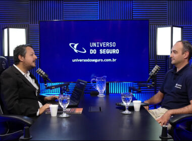 O jornalista William Anthony, do Universo do Seguro, e Tiago Santana, superintendente de Engenharia de Riscos da Zurich no Brasil / Foto: Divulgação