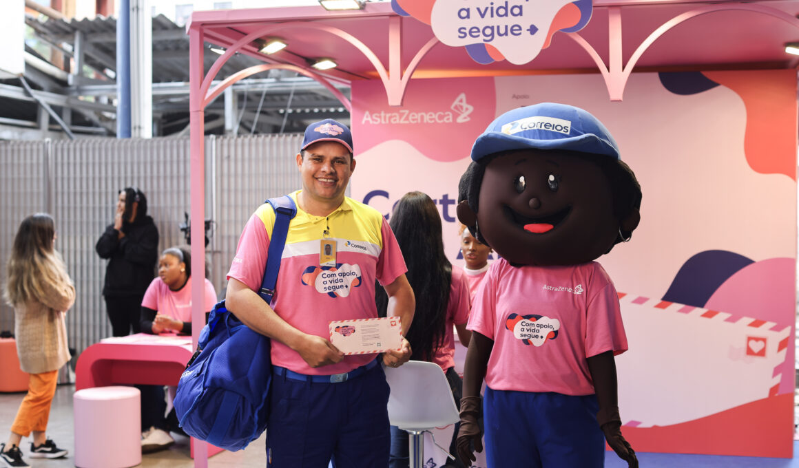 Pela primeira vez, Correios terá uniforme rosa em parceria inédita com a AstraZeneca na campanha de Outubro Rosa "Com Apoio, a Vida Segue" / Foto: Marcelo Justo / Divulgação