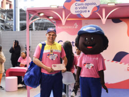 Pela primeira vez, Correios terá uniforme rosa em parceria inédita com a AstraZeneca na campanha de Outubro Rosa "Com Apoio, a Vida Segue" / Foto: Marcelo Justo / Divulgação
