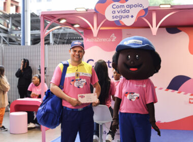 Pela primeira vez, Correios terá uniforme rosa em parceria inédita com a AstraZeneca na campanha de Outubro Rosa "Com Apoio, a Vida Segue" / Foto: Marcelo Justo / Divulgação