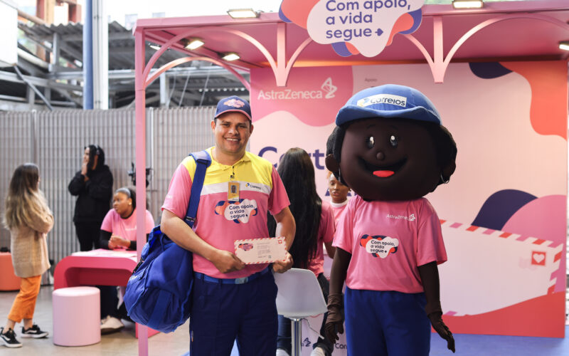Pela primeira vez, Correios terá uniforme rosa em parceria inédita com a AstraZeneca na campanha de Outubro Rosa "Com Apoio, a Vida Segue" / Foto: Marcelo Justo / Divulgação
