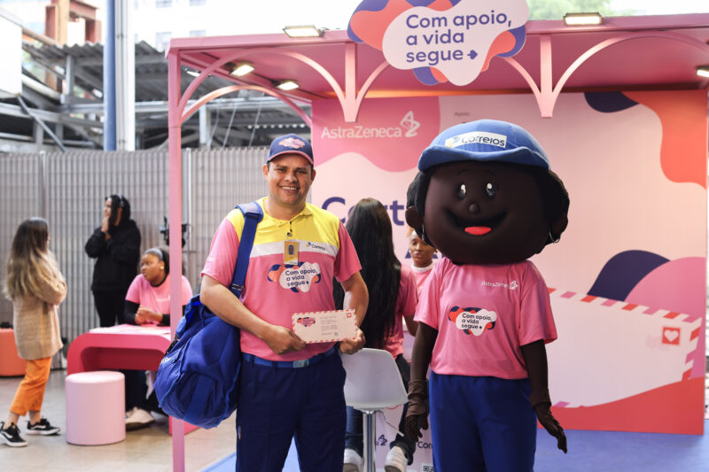 Pela primeira vez, Correios terá uniforme rosa em parceria inédita com a AstraZeneca na campanha de Outubro Rosa "Com Apoio, a Vida Segue" / Foto: Marcelo Justo / Divulgação