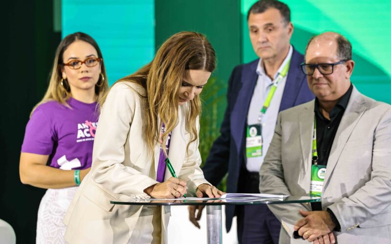 Senadora Daniella Ribeiro (PB) e Unimed assinam termo de cooperação durante a 54ª Convenção Nacional Unimed em João Pessoa / Foto: Divulgação