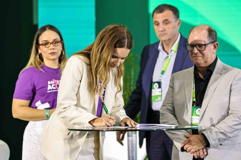 Senadora Daniella Ribeiro (PB) e Unimed assinam termo de cooperação durante a 54ª Convenção Nacional Unimed em João Pessoa / Foto: Divulgação