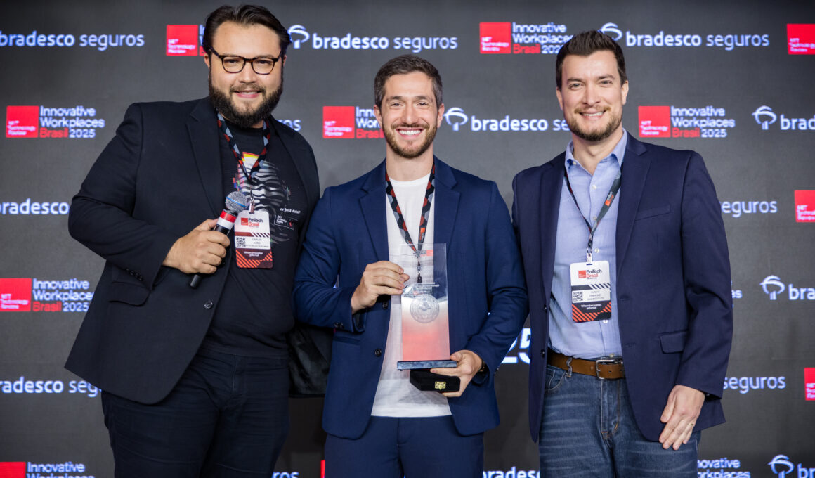 Felipe Szuster, Gerente de Inovação do Grupo Bradesco Seguros, (ao centro) recebeu o prêmio durante cerimônia / Foto: Divulgação