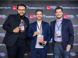 Felipe Szuster, Gerente de Inovação do Grupo Bradesco Seguros, (ao centro) recebeu o prêmio durante cerimônia / Foto: Divulgação