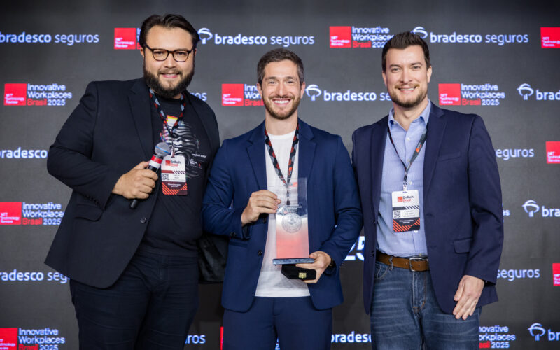 Felipe Szuster, Gerente de Inovação do Grupo Bradesco Seguros, (ao centro) recebeu o prêmio durante cerimônia / Foto: Divulgação
