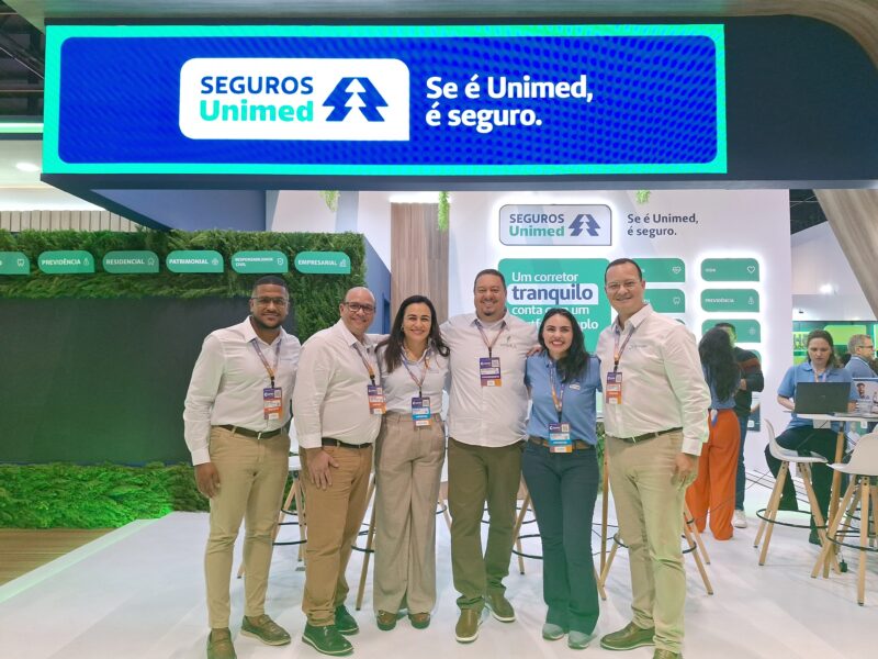 Foto: Executivos da E4 Soluções, Seguros Unimed e Solidus Administradora durante o Conec / Divulgação