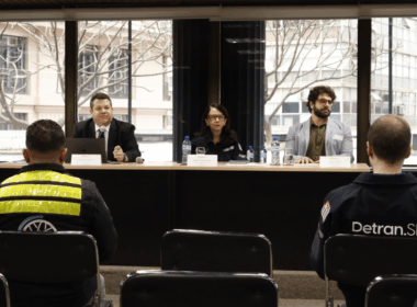Foto: À mesa, da esquerda para a direita: Frederico Arantes (Cetran-SP e Sistran-SP), Roberta Mantovani (Detran-SP) e Diogo Lemos (Iniciativa Bloomberg) / Divulgação