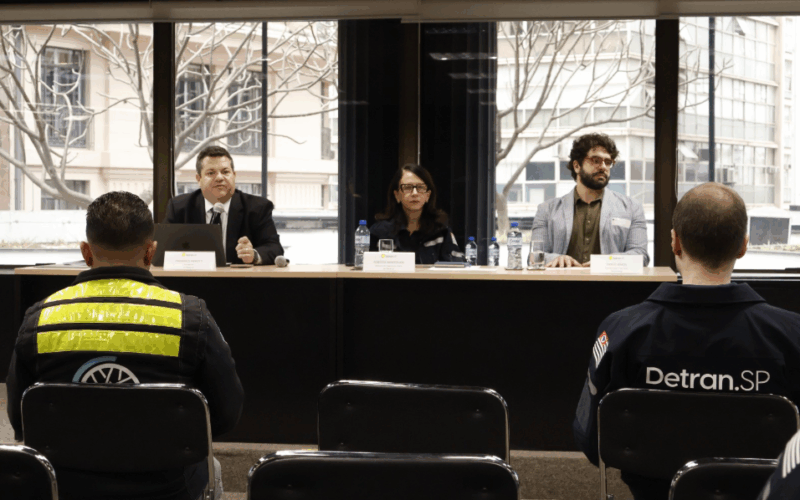 Foto: À mesa, da esquerda para a direita: Frederico Arantes (Cetran-SP e Sistran-SP), Roberta Mantovani (Detran-SP) e Diogo Lemos (Iniciativa Bloomberg) / Divulgação