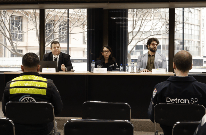 Foto: À mesa, da esquerda para a direita: Frederico Arantes (Cetran-SP e Sistran-SP), Roberta Mantovani (Detran-SP) e Diogo Lemos (Iniciativa Bloomberg) / Divulgação