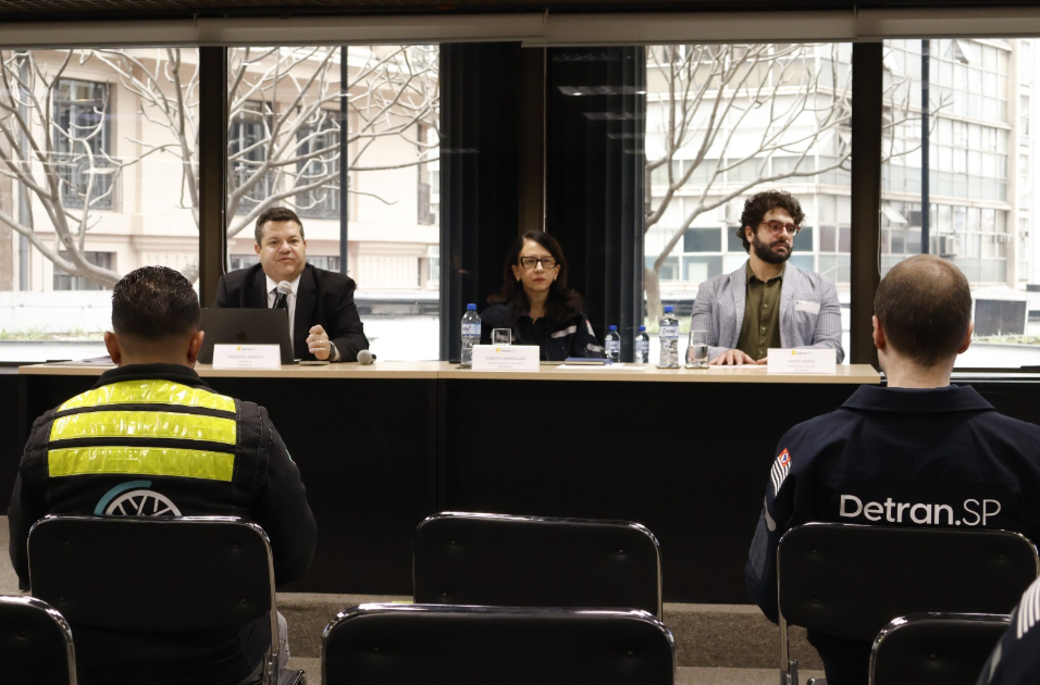 Foto: À mesa, da esquerda para a direita: Frederico Arantes (Cetran-SP e Sistran-SP), Roberta Mantovani (Detran-SP) e Diogo Lemos (Iniciativa Bloomberg) / Divulgação