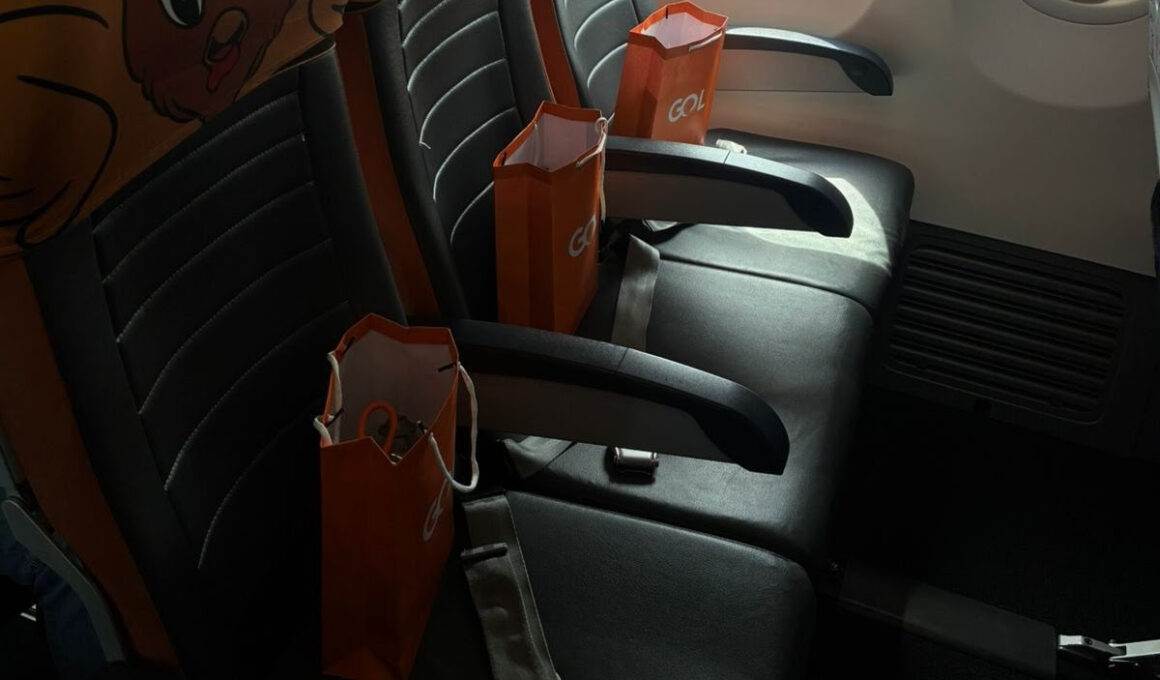 Kits com brindes GOL exclusivos oferecidos para os clientes que estavam no voo (Foto: Divulgação)