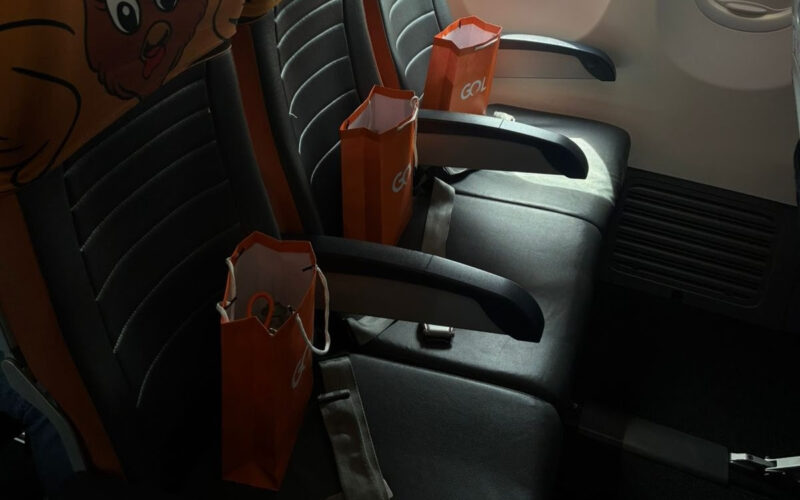 Kits com brindes GOL exclusivos oferecidos para os clientes que estavam no voo (Foto: Divulgação)