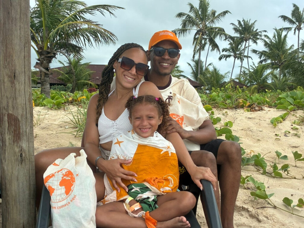 Mylene, Rodiney e Julia aproveitando a viagem especial no Resort Vila Galé em Maceió (AL) (Foto: Divulgação GOL)