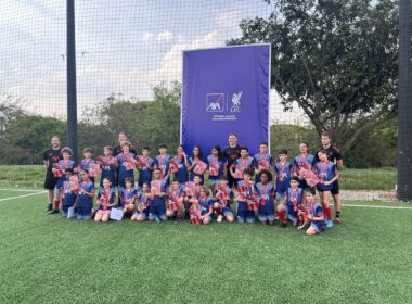 Crianças participam de ação promovida pela AXA no Brasil com o Liverpool FC em São Paulo / Foto: Universo do Seguro