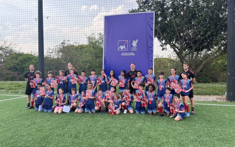 Crianças participam de ação promovida pela AXA no Brasil com o Liverpool FC em São Paulo / Foto: Universo do Seguro