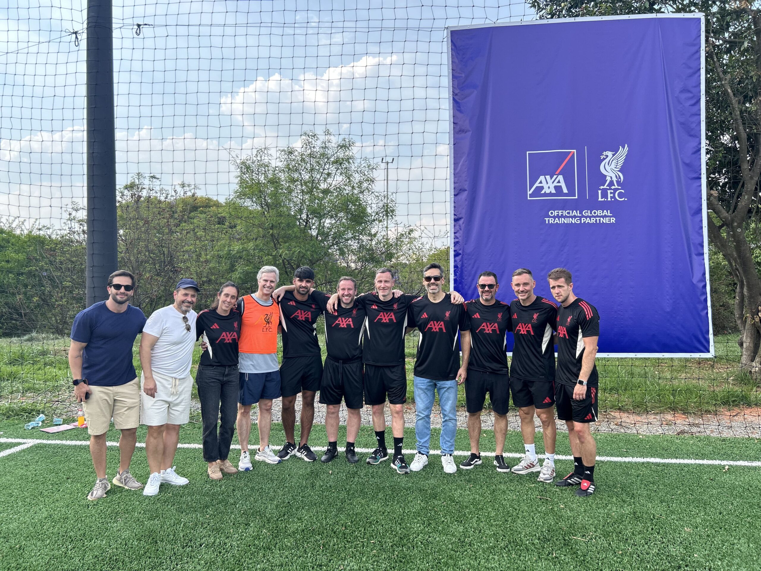 Executivos da AXA no Brasil destacam 10 anos da companhia no país ao lado do ex-lateral Fábio Aurélio / Foto: Universo do Seguro