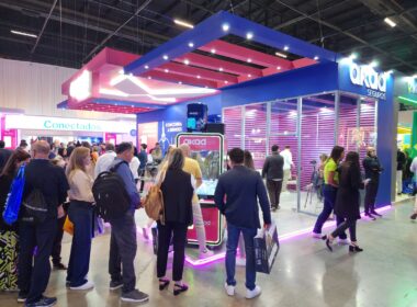 Estande da Akad no Conec 2025 Divulgação