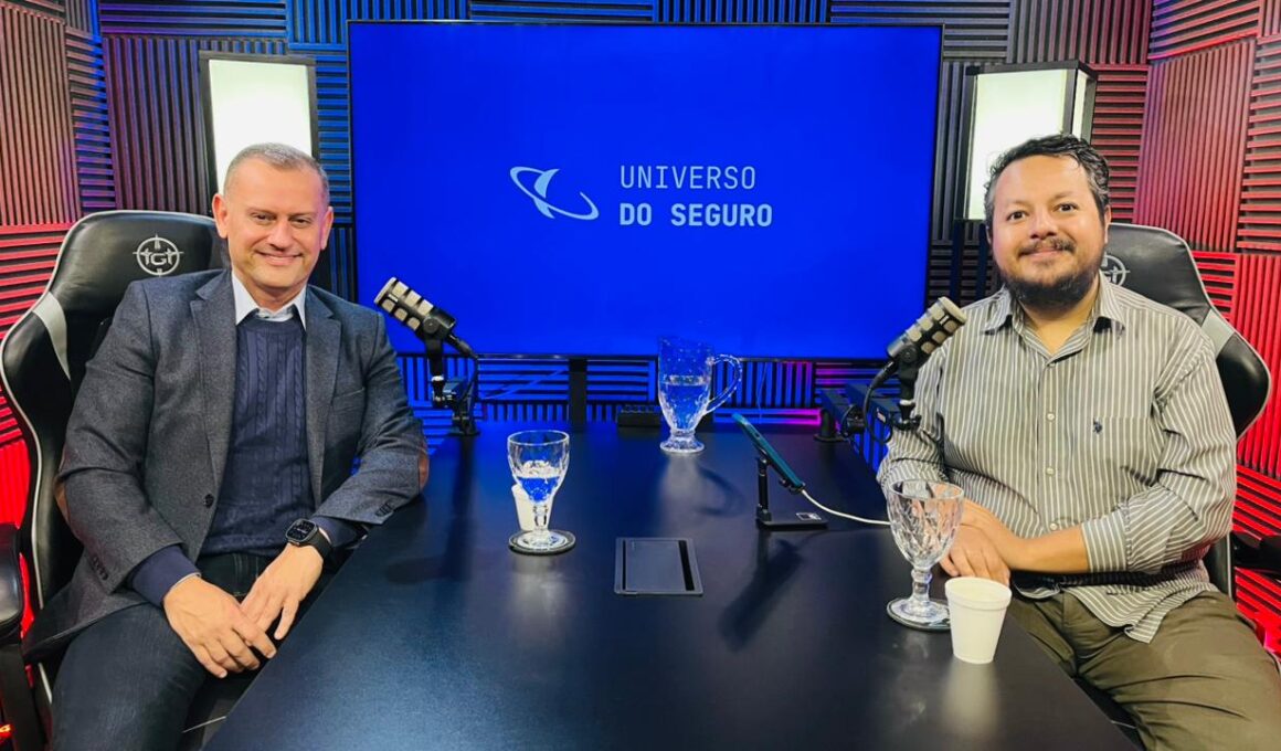 Superintendente Sênior de Negócios da Bradesco Vida e Previdência, Ricardo Campos, e o jornalista William Anthony, do Universo do Seguro / Foto: Divulgação
