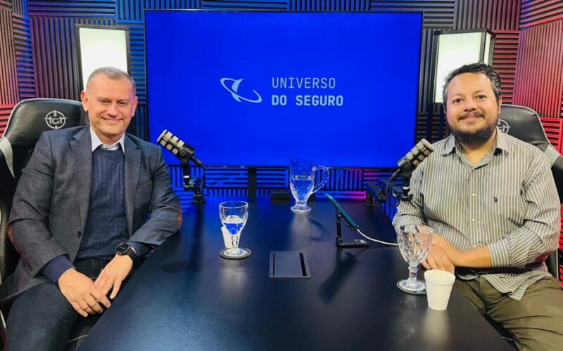Superintendente Sênior de Negócios da Bradesco Vida e Previdência, Ricardo Campos, e o jornalista William Anthony, do Universo do Seguro / Foto: Divulgação