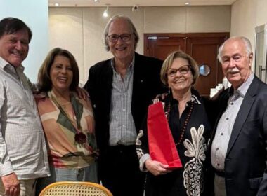 Da esquerda para direita: Gilberto Villela, Fátima Monteiro, Anselmo Abrantes Fortuna, Vania Absalão e Jorge Carvalho comemorando aniversariantes de outubro / Foto: Divulgação
