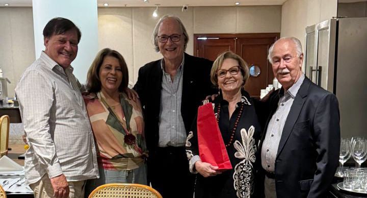 Da esquerda para direita: Gilberto Villela, Fátima Monteiro, Anselmo Abrantes Fortuna, Vania Absalão e Jorge Carvalho comemorando aniversariantes de outubro / Foto: Divulgação