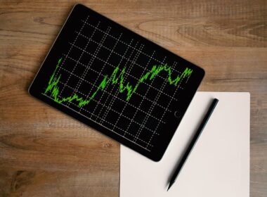 Cuidados ao investir em CDBs: dicas para proteger seu dinheiro e evitar riscos / Foto: Burak The Weekender / Pexels