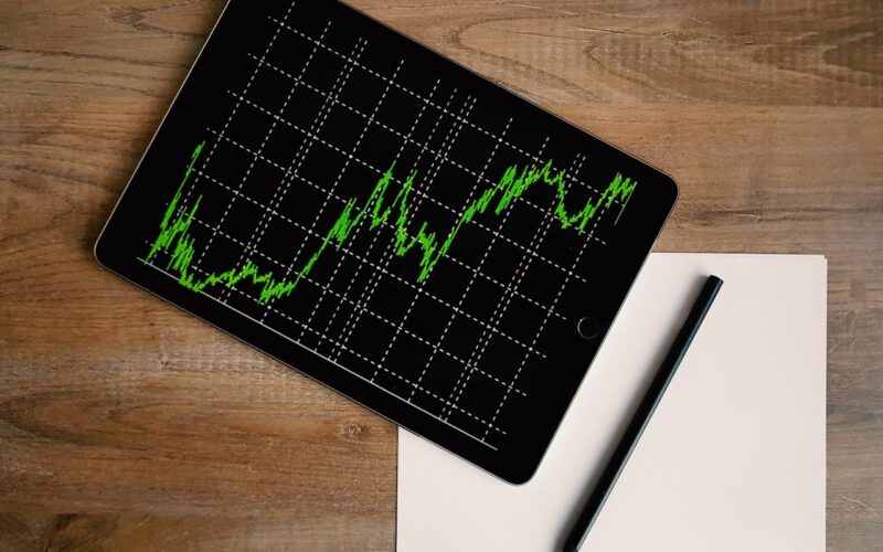 Cuidados ao investir em CDBs: dicas para proteger seu dinheiro e evitar riscos / Foto: Burak The Weekender / Pexels