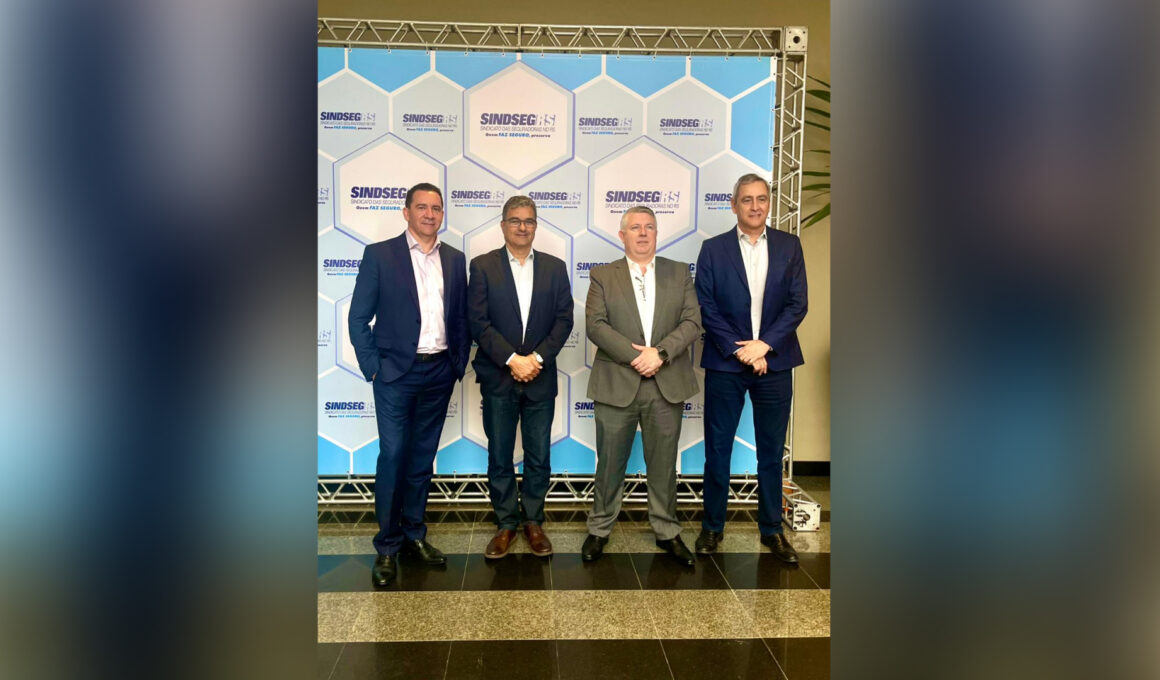 Na foto Dyogo Oliveira, presidente da CNseg, Natanael Castro, diretor-executivo da FenaCap, Ederson Daronco, presidente do Sindicato das Empresas de Seguros do Rio Grande do Sul (SindsegRS) e André Nunes, diretor de Assuntos Corporativos, Institucionais e Sindicais da CNseg/ Divulgação
