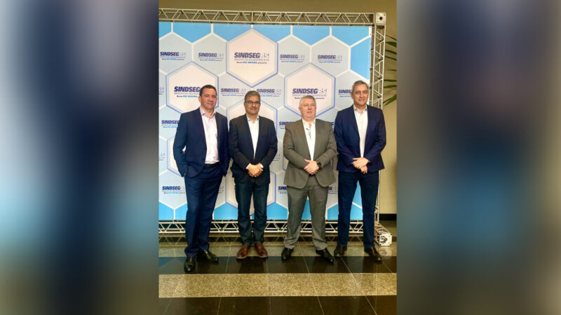 Na foto Dyogo Oliveira, presidente da CNseg, Natanael Castro, diretor-executivo da FenaCap, Ederson Daronco, presidente do Sindicato das Empresas de Seguros do Rio Grande do Sul (SindsegRS) e André Nunes, diretor de Assuntos Corporativos, Institucionais e Sindicais da CNseg/ Divulgação