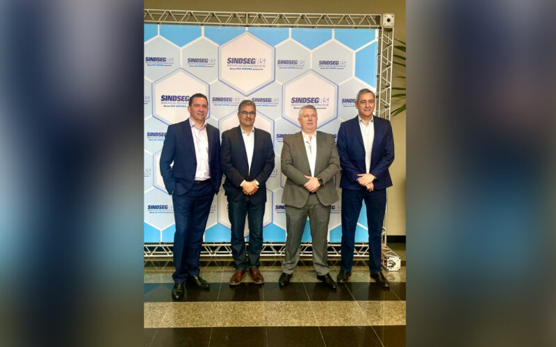 Na foto Dyogo Oliveira, presidente da CNseg, Natanael Castro, diretor-executivo da FenaCap, Ederson Daronco, presidente do Sindicato das Empresas de Seguros do Rio Grande do Sul (SindsegRS) e André Nunes, diretor de Assuntos Corporativos, Institucionais e Sindicais da CNseg/ Divulgação