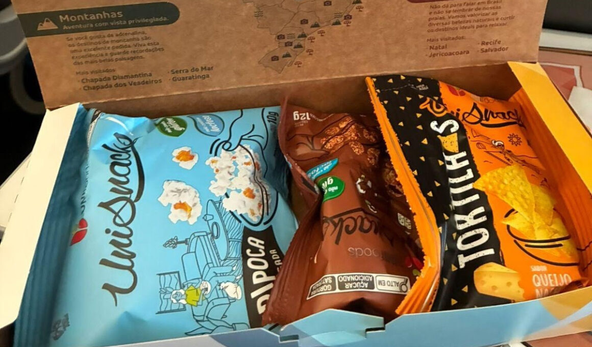 Passageiros foram surpreendidos no voo e receberam um serviço de bordo exclusivos com produtos em homenagem ao caipirinha mais famoso do Brasil (Foto: Divulgação GOL)