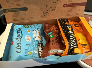 Passageiros foram surpreendidos no voo e receberam um serviço de bordo exclusivos com produtos em homenagem ao caipirinha mais famoso do Brasil (Foto: Divulgação GOL)