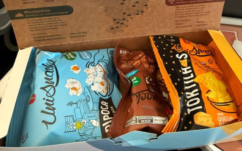 Passageiros foram surpreendidos no voo e receberam um serviço de bordo exclusivos com produtos em homenagem ao caipirinha mais famoso do Brasil (Foto: Divulgação GOL)