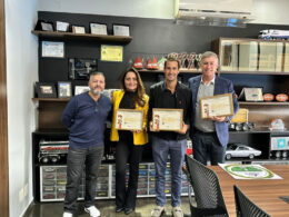 Diretora Carla Moraes da Luxafit Transportes e equipe V.Tech durante entrega do certificado de compensação ambiental das operações logísticas / Foto: Divulgação