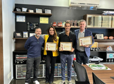 Diretora Carla Moraes da Luxafit Transportes e equipe V.Tech durante entrega do certificado de compensação ambiental das operações logísticas / Foto: Divulgação