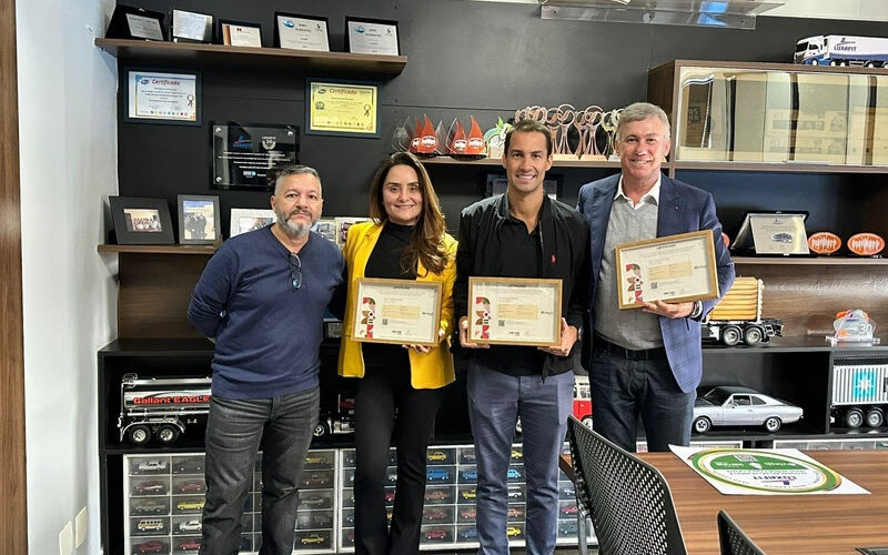 Diretora Carla Moraes da Luxafit Transportes e equipe V.Tech durante entrega do certificado de compensação ambiental das operações logísticas / Foto: Divulgação