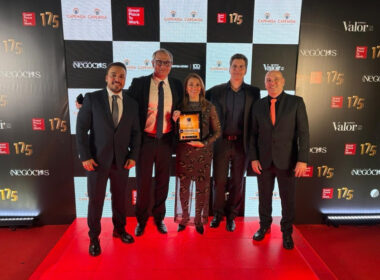 Equipe CAPEMISA com o troféu do GPTW Brasil / Foto: Divulgação