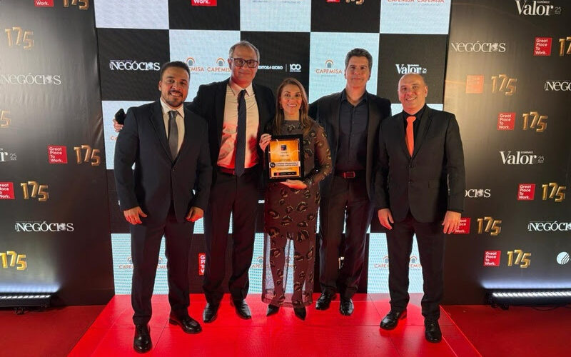 Equipe CAPEMISA com o troféu do GPTW Brasil / Foto: Divulgação