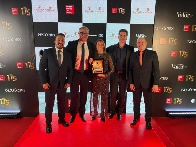 Equipe CAPEMISA com o troféu do GPTW Brasil / Foto: Divulgação
