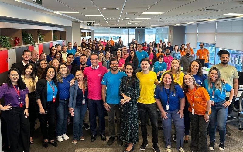 As squads do MAPFRE Village, com o CEO Felipe Nascimento e a head de Transformação Daniela Neves à frente: passo fundamental para a aceleração da metodologia ágil / Foto: Divulgação