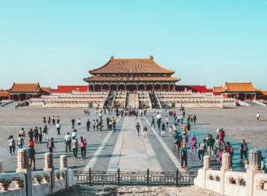 O governo da China anunciou, em 9 de outubro de 2025, a ampliação das restrições de exportação sobre elementos de terras-raras — um grupo essencial para tecnologias de ponta. Cinco novos elementos foram incluídos na lista controlada: hólmio, érbio, túlio, európio e itérbio. A medida entra em vigor de forma escalonada até 8 de novembro e exige licenças não apenas para os metais puros, mas também para produtos manufaturados e tecnologias que utilizem processos chineses. Com a decisão, 12 dos 17 elementos de minerais raros passam a estar sob controle da China, país que concentra mais de 80% da produção global desses materiais (U.S. Geological Survey – USGS). A concentração confere à China uma posição estratégica sobre cadeias globais de suprimento em energia renovável, defesa, semicondutores, comunicação óptica e automação industrial. O hólmio, recém-incluído na lista, é uma das terras-raras “pesadas” e tem aplicações especializadas em imãs permanentes de alta performance, semicondutores, lasers e sistemas de controle de reatores nucleares. Analistas alertam que a restrição deve gerar aumento de custos, incerteza no fornecimento e busca por alternativas fora da China. Segundo a Agência Internacional de Energia (IEA), a demanda global por terras-raras ligadas à transição energética deve triplicar até 2040, impulsionada pelo crescimento de veículos elétricos e turbinas eólicas. No Brasil, a decisão já provoca efeitos perceptíveis. A Fácil Negócio Importação, líder nacional na distribuição de ímãs de neodímio, registrou crescimento de 22% nas vendas em 2024, impulsionado pela demanda de setores industriais que buscam reduzir a dependência de fornecedores estrangeiros. Um levantamento interno da empresa mostra que os custos de importação de terras-raras chinesas subiram até 18% desde o início de 2024, refletindo ondas anteriores de restrições. Para Rodolfo Midea, CEO da Fácil Negócio Importação, o movimento chinês evidencia a necessidade de diversificação da cadeia produtiva nacional. “Essa mudança deixa claro que decisões geopolíticas podem impactar diretamente a indústria brasileira. O país precisa investir em autonomia no fornecimento de insumos estratégicos ligados à inovação e sustentabilidade”, afirma Rodolfo. “Nosso compromisso é garantir acesso contínuo aos ímãs de neodímio da mais alta qualidade, mesmo em um cenário global de incertezas. A indústria precisa estar preparada — e estamos prontos para atender essa demanda”, conclui o empresário. Especialistas internacionais, como SFA (Oxford) e Adamas Intelligence, classificam a decisão chinesa como uma estratégia de “segurança nacional” que afeta tanto usos civis quanto militares. A IEA (International Energy Agency), alerta que a concentração da produção na China aumenta a vulnerabilidade das cadeias tecnológicas e torna urgente a diversificação de fornecedores globalmente. O cenário evidencia uma oportunidade para países como o Brasil ampliarem sua participação no fornecimento de insumos magnéticos e minerais críticos, reforçando a segurança de suprimentos e a competitividade industrial em setores estratégicos.