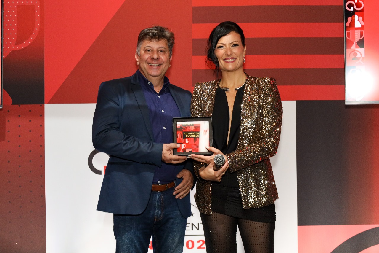 Luis Fernando Vieira, Vice-Presidente Finanças , TI Corporativo e M&A da ZF América do Sul, recebe o prêmio de Empresa do Ano – Fornecedor/ Foto: Divulgação