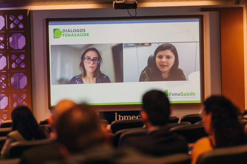 Daiane Nogueira de Lira e Fernanda Paes Leme Peyneau Rito durante debate sobre judicialização da saúde. Créditos: Jefferson Costa/ Divulgação