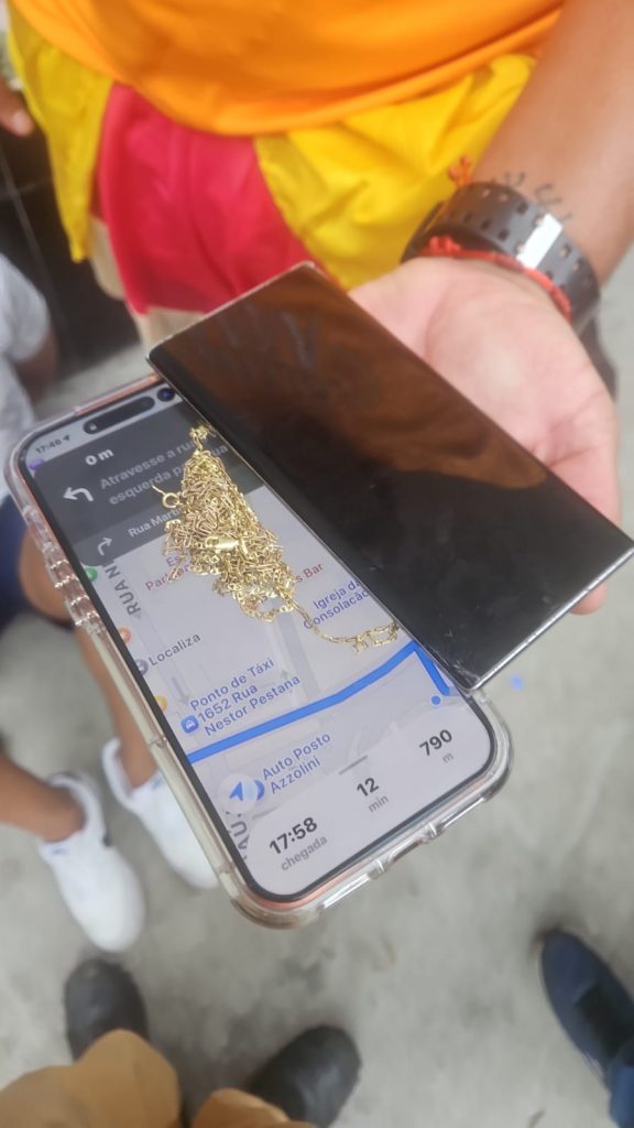 Celulares e corrente de ouro recuperados por policiais / Foto: Governo de São Paulo / Divulgação